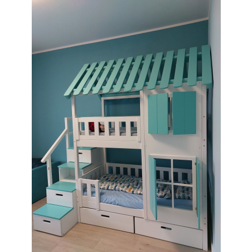 Køjeseng med trappe og vinduer